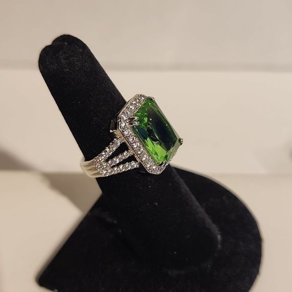 HUGE GREEN EMERALD CUT RING - Picture 4 of 6